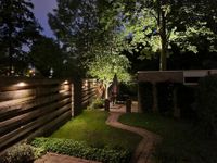 Terras met verdiepingen en verlichting in de volledige tuin